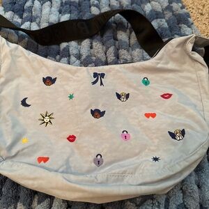 BAGGU Medium Crescent- Embroidered - Blue